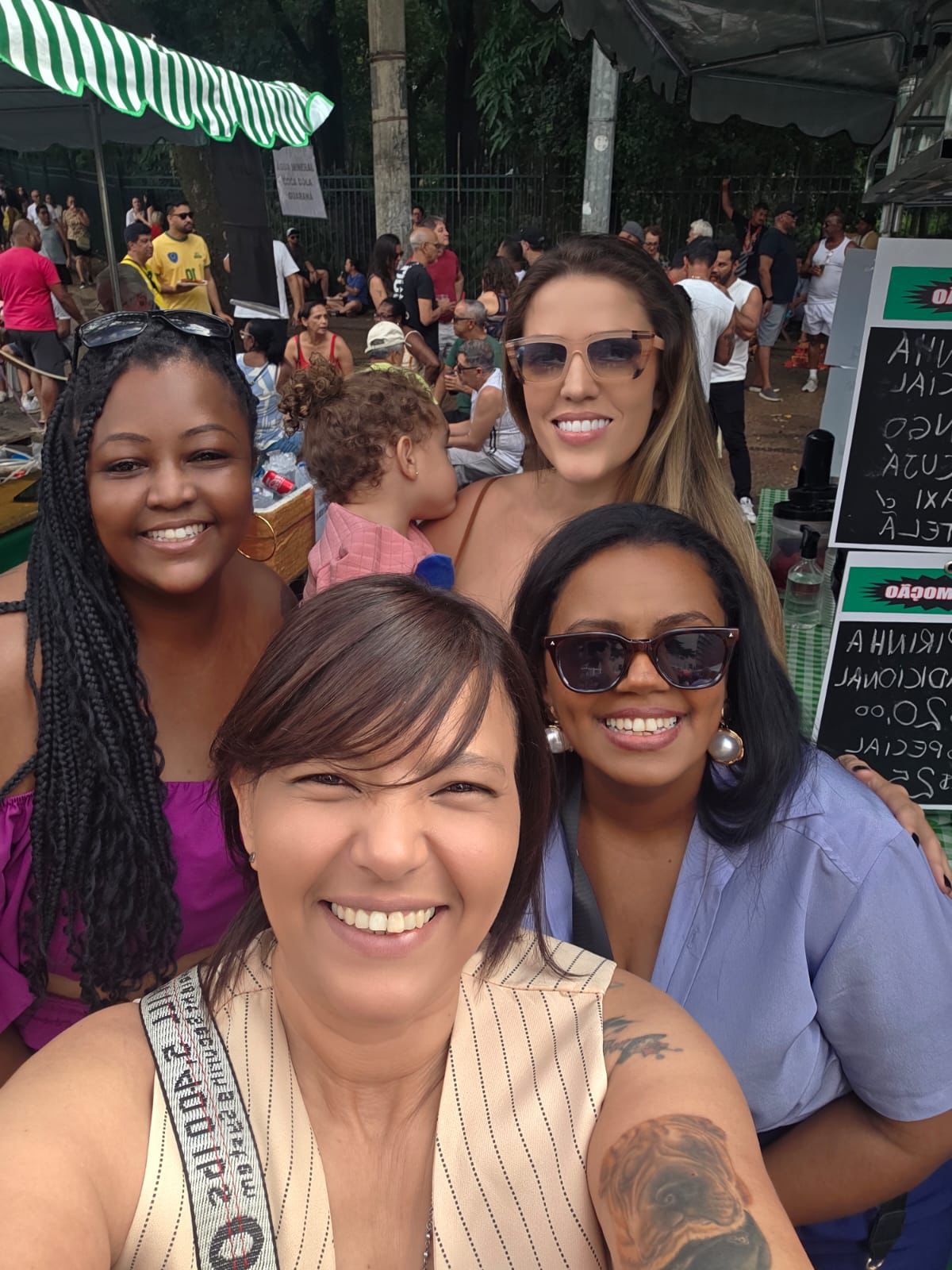 Mulheres caminhando pela Feira Hippie da Afonso Pena