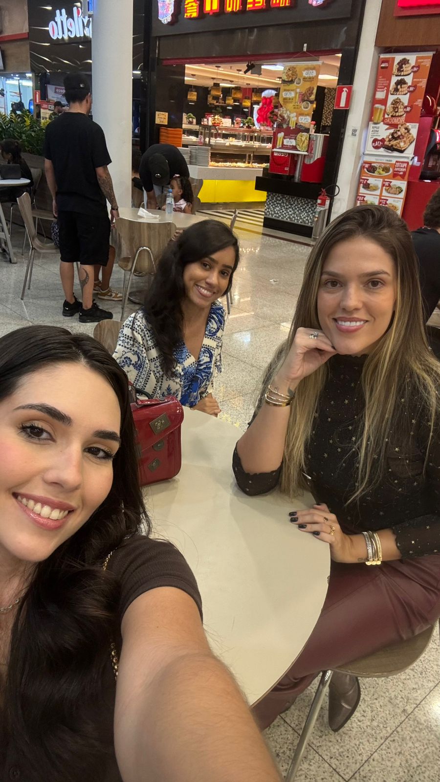 Mulheres reunidas em sessão de cinema organizada pela comunidade