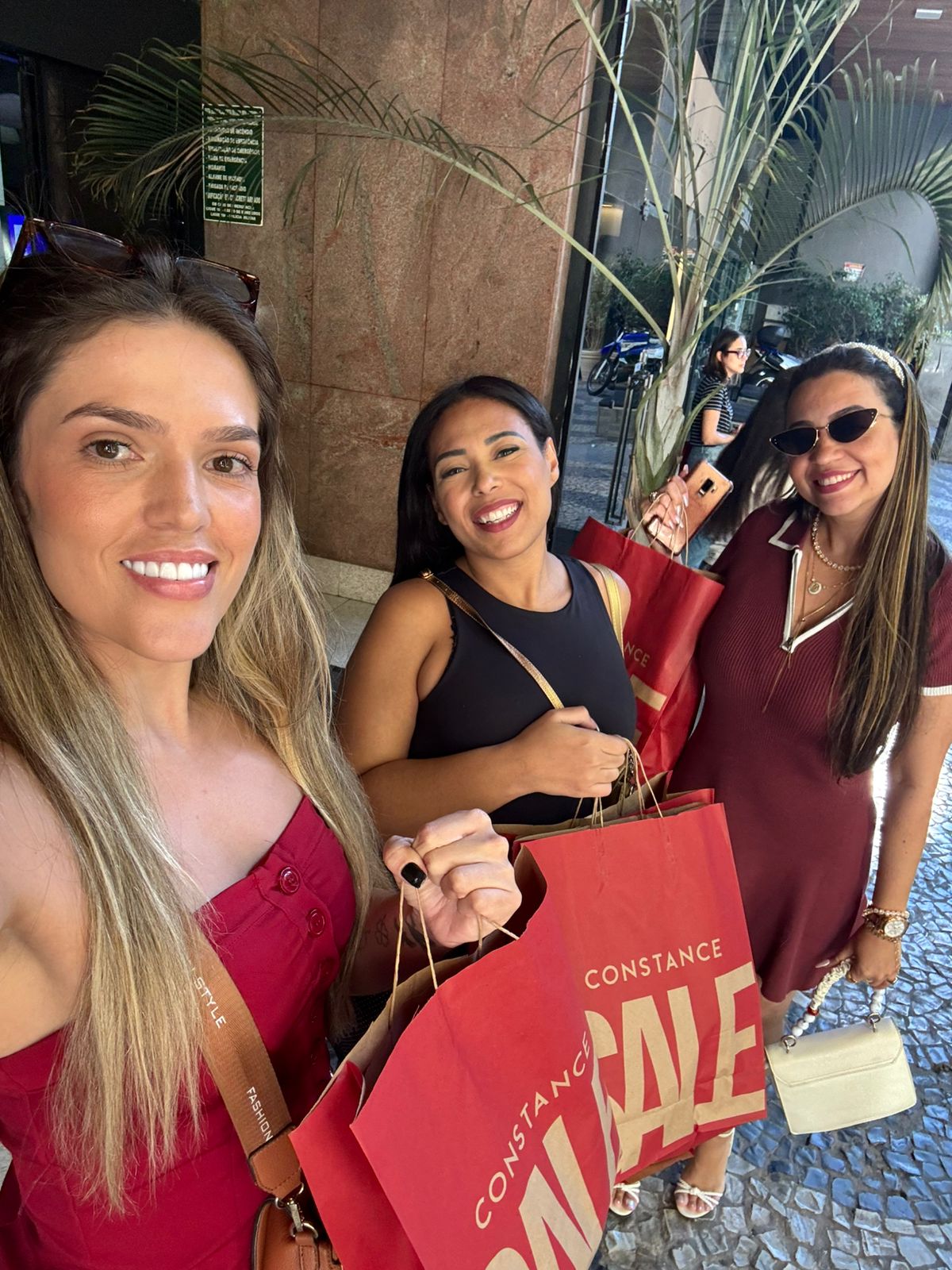 Mulheres explorando peças no Bazar Constance