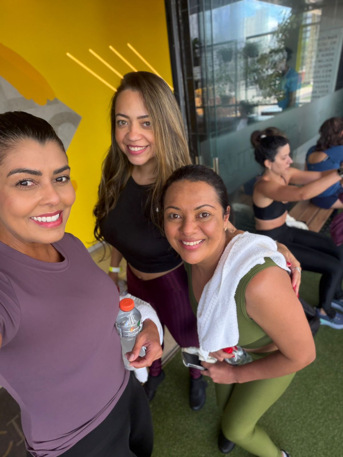 Participantes do Conecta Elas em aula coletiva de spinning